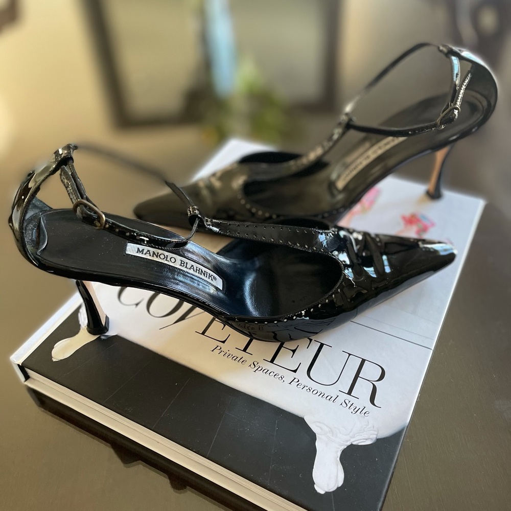 𝑀𝐴𝑁𝑂𝐿𝑂 𝐵𝐿𝐴𝐻𝑁𝐼𝐾